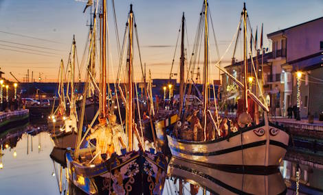 Capodanno e Natale 2025-2026 a Cesenatico: la magia illumina il Canale Leonardesco Capodanno e Natale 2025-2026 a Cesenatico: la magia illumina il Canale Leonardesco